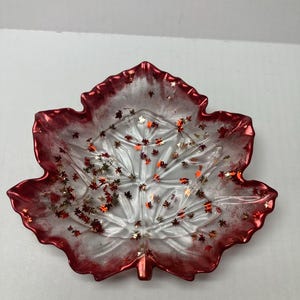 Handcrafted Epoxy-Resin Maple Leaf Trinket Tray: Autumn Colors